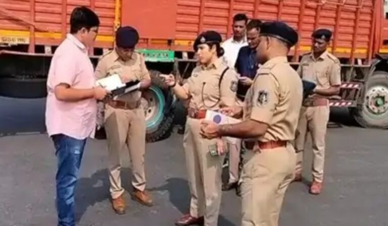 ડેડિયાપાડામાં વાહનચાલકોને હેલ્મેટ વિતરણ કરી ટ્રાફિક નિયમો અંગે જાગૃત કરતી પોલીસ