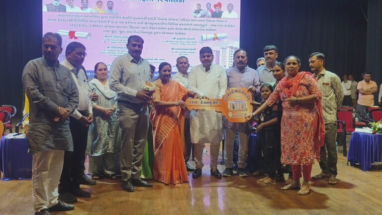 ભાવનગરમાં કેન્દ્રીય મંત્રી નીમુ બામણીયા અને કેબિનેટ મંત્રી જીતુ વાઘાણીની હાજરીમાં રૂ. 384.54 કરોડના ખર્ચે થનારજનસુખાકારીના વિવિધ પ્રકલ્પોનું ખાતમુહૂર્ત થયું