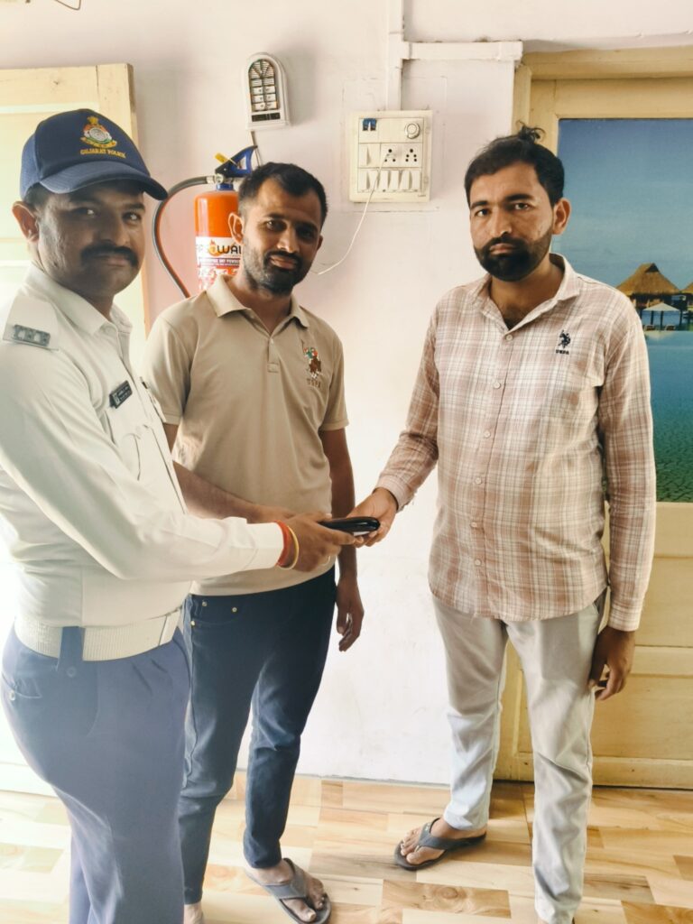 ખંભાળિયામાં ઈક્કો કાર ચાલકની પ્રામાણિકતા
