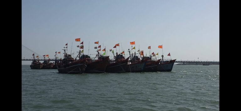 દ્વારકા નજીકના દરિયામાં વ્યાપક પ્રમાણમાં માછીમારી કરવા માટે થતી લાઈન ફિશીંગ ઉપર પોલીસનો દરોડો – એક સાથે 55 બોટ ઝડપાઈ, 110 થી વધુ સામે ગુનો –