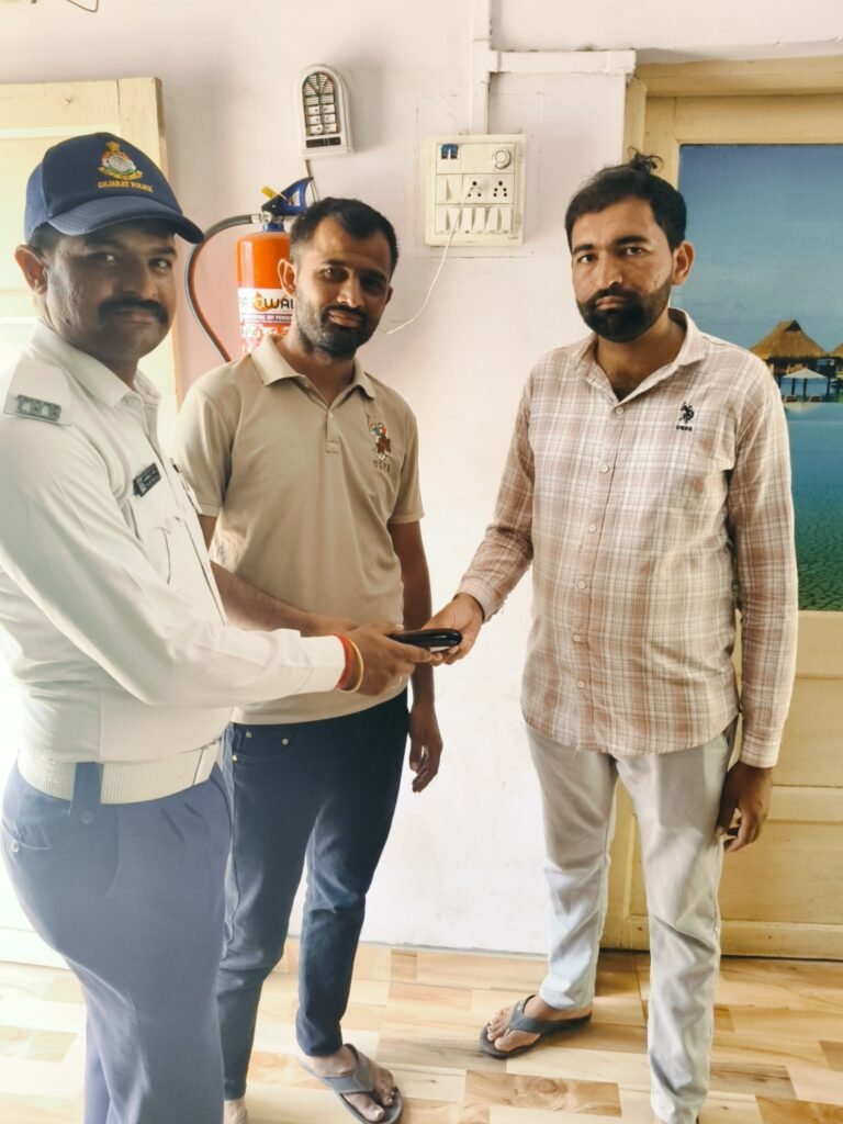 ખંભાળિયામાં ઈક્કો કાર ચાલકની પ્રામાણિકતા